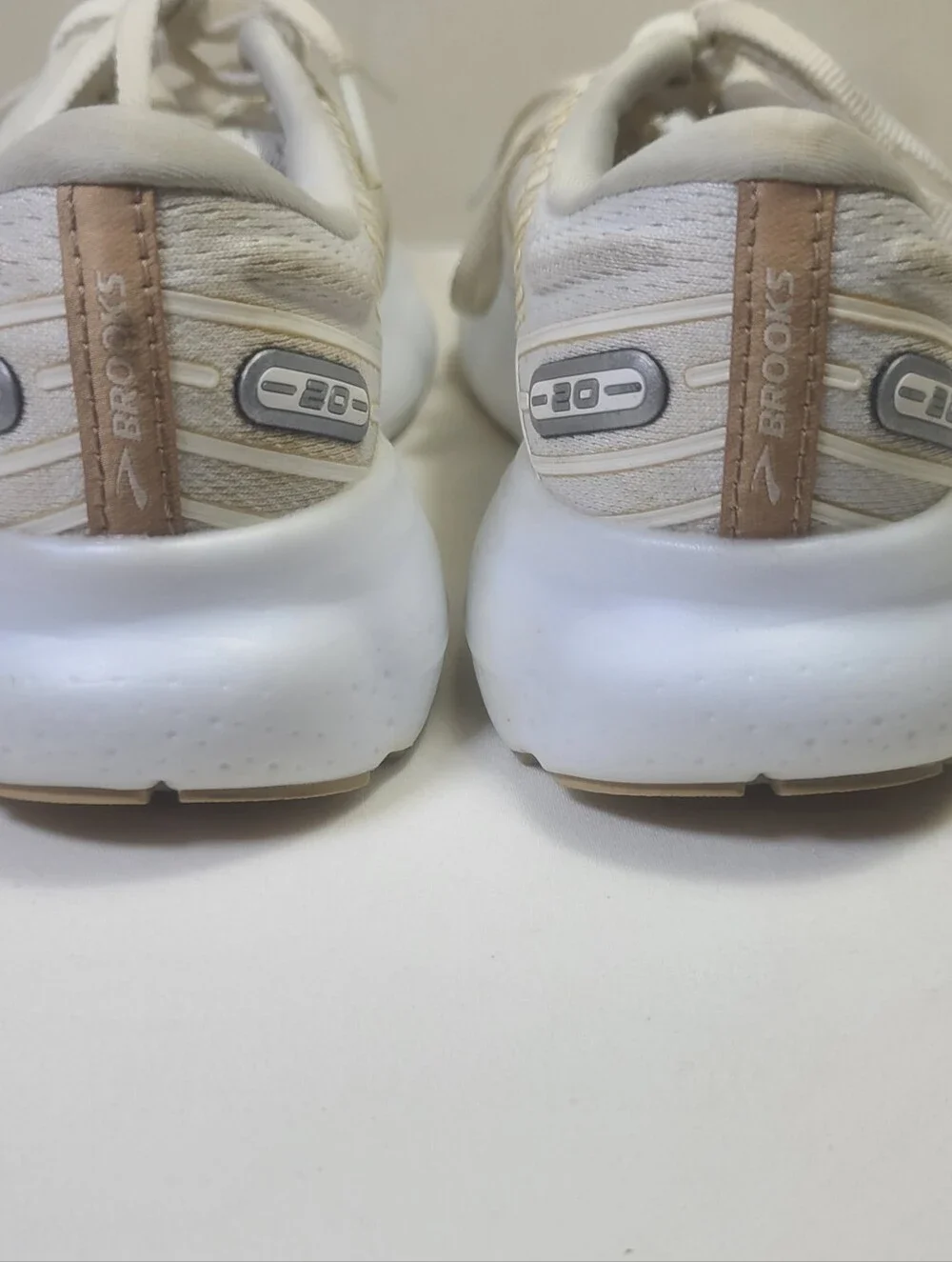 Brooks Women's Glycerin 20 White Gold Running Sneakers Shoes Size 5 Medium (B)